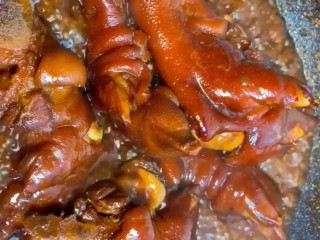 11、红烧猪蹄,开盖大火收汁出锅