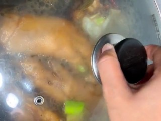 10、红烧猪蹄,盖盖炖煮四十分钟