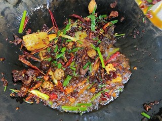 6、麻辣鸭头,把所有材料倒进去炒出香味