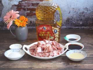 1、糖醋排骨～上海本帮菜,准备好食材。
