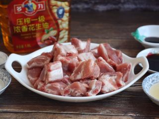 2、糖醋排骨～上海本帮菜,将肋排斩成麻将大小的块。