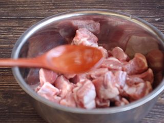 3、糖醋排骨～上海本帮菜,斩好的肋排放在较大的容器放入盐和黄酒搅拌均匀，腌制30分钟。
