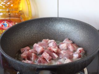 5、糖醋排骨～上海本帮菜,当油温6～7成热时放入排骨。