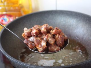 7、糖醋排骨～上海本帮菜,炸至颜色偏红或者棕红色捞出沥油备用。