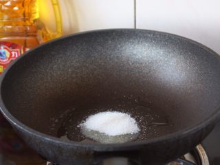 8、糖醋排骨～上海本帮菜,另外起锅，放入白糖炒糖色。