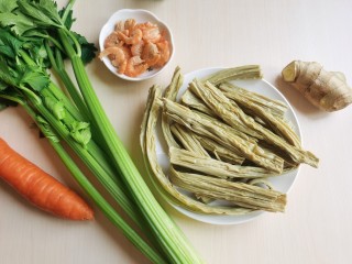 1、芹菜拌腐竹,准备所需要的食材。