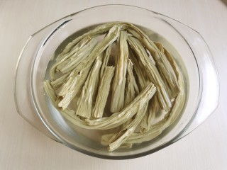 2、芹菜拌腐竹,腐竹提前用温水泡软。挑选腐竹时要选颜色麦黄，略有光泽的。掰开后断面呈现蜂窝状，闻着有淡淡豆香味的。