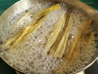 3、芹菜拌腐竹,锅里放水烧开，放入腐竹焯水，捞出放凉。