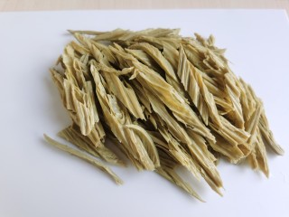 4、芹菜拌腐竹,然后将腐竹斜刀切成条状。