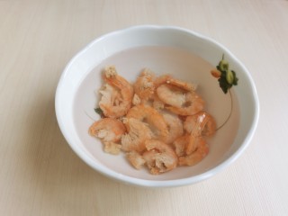 5、芹菜拌腐竹,海米用清水浸泡，去除海米里的盐分。