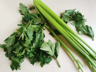6、芹菜拌腐竹,芹菜择去叶子，清洗干净后斜刀切成条段状。