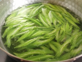 7、芹菜拌腐竹,锅里放水烧开，放入一小勺食盐，放入芹菜焯水。加盐焯水后的芹菜颜色会更加的翠绿。