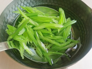 8、芹菜拌腐竹,捞出后立刻放入冷水中投凉，这样芹菜口感会更加的脆爽。