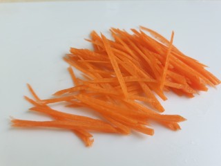 9、芹菜拌腐竹,胡萝卜洗净切成细丝。胡萝卜不用放很多。