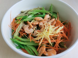 11、芹菜拌腐竹,把腐竹、芹菜、胡萝卜、海米以及姜丝放到一个大碗里混合。