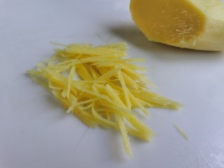 10、芹菜拌腐竹,生姜去皮后切成姜丝。姜丝尽量要切得细一点。