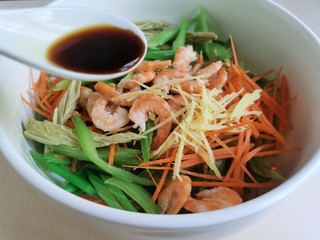 12、芹菜拌腐竹,加入一勺生抽。