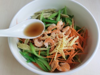 13、芹菜拌腐竹,加入两勺米醋。