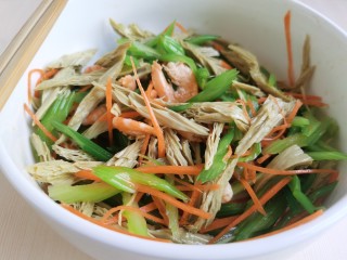 14、芹菜拌腐竹,最后将芹菜、腐竹和调料拌匀就好了。
