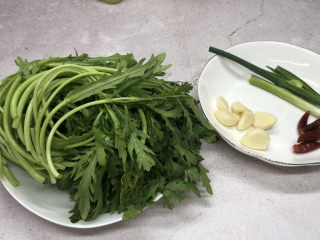 1、蒜泥茼蒿,准备好所有食材