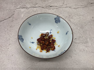 5、蒜泥茼蒿,干辣椒剪成椒圈