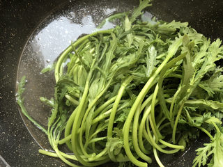 6、蒜泥茼蒿,茼蒿开水下锅焯水2分钟，放入几滴油和少许盐，可增鲜增亮