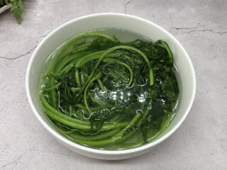 7、蒜泥茼蒿,捞出后放入凉白开水中过一下凉水