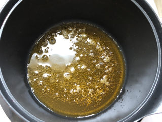 11、蒜泥茼蒿,锅中热少许油