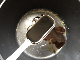 15、蒜泥茼蒿,一勺生抽搅拌均匀后开小火煮开