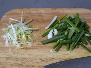 2、清蒸黄鱼,葱切段，一部分葱白切丝