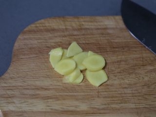 3、清蒸黄鱼,姜切片