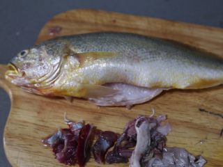 4、清蒸黄鱼,黄花鱼去腮去内脏