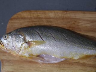 5、清蒸黄鱼,清洗干净后在表面划几刀，便于入味