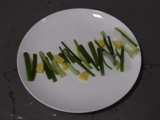 6、清蒸黄鱼,盘子上铺上姜片和葱段