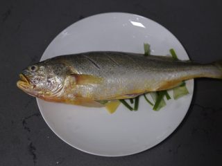 7、清蒸黄鱼,摆上黄花鱼