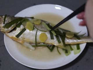 11、清蒸黄鱼,蒸好后取出，夹去表面的葱段和姜片