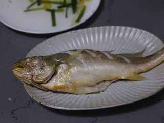 12、清蒸黄鱼,移入干净的盘子中