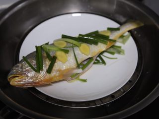 10、清蒸黄鱼,放入锅中大火隔水蒸约10分钟