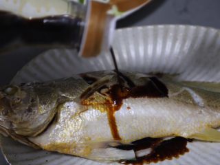 13、清蒸黄鱼,淋上一些酱油