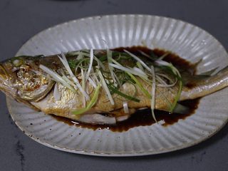 14、清蒸黄鱼,摆上葱丝