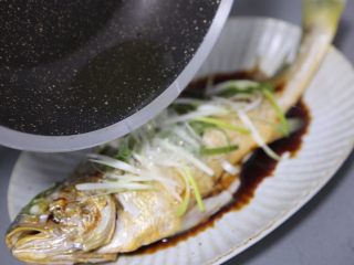 15、清蒸黄鱼,最后淋上滚油即可