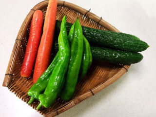 1、酸辣黄瓜条,准备食材：黄瓜，胡萝卜，尖椒