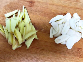 2、酸辣黄瓜条,鲜姜切成小片，大蒜切成小片