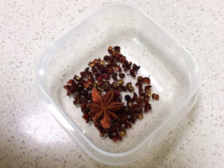 4、酸辣黄瓜条,八角和花椒粒