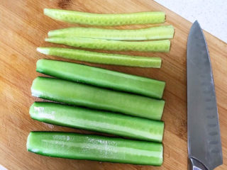 6、酸辣黄瓜条,再把黄瓜瓤切掉，这样做出来的黄瓜会更加脆爽