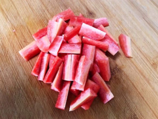 8、酸辣黄瓜条,胡萝卜削皮后切成小条