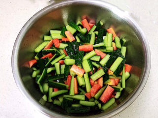 11、酸辣黄瓜条,调匀后腌制30分钟