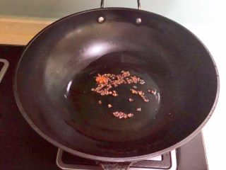 15、酸辣黄瓜条,炒锅烧热后加入玉米油，油烧热后加入花椒粒，炒出香味