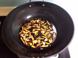 18、酸辣黄瓜条,翻炒均匀即可，酸辣黄瓜的酱汁做好了，晾凉备用