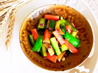 21、酸辣黄瓜条,酸辣黄瓜条清脆爽口，酸辣适宜，这是一道非常完美的开胃小菜~